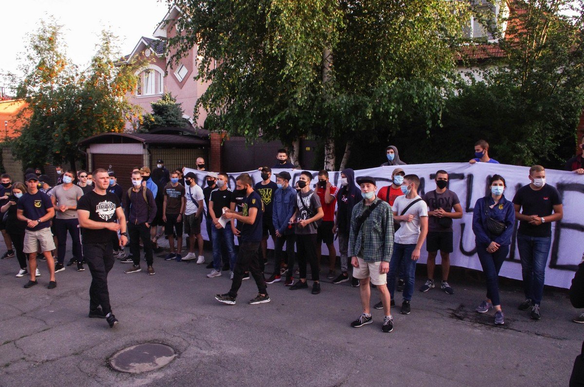 В Днепре больше сотни человек пришли с пикетом под дом Геннадия Гуфмана 2