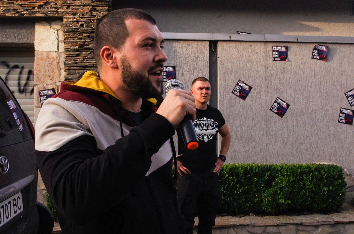В Днепре больше сотни человек пришли с пикетом под дом Геннадия Гуфмана 3