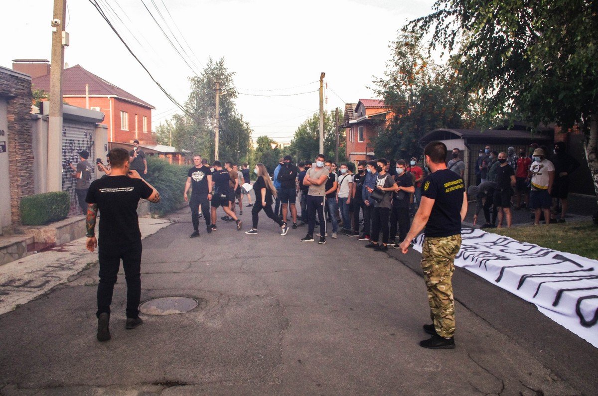 В Днепре больше сотни человек пришли с пикетом под дом Геннадия Гуфмана 5