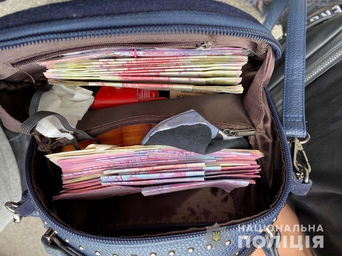 Под видом проверки счетчиков злоумышленники проникли в квартиру пенсионерки и забрали 30 тысяч гривен Под видом проверки счетчиков злоумышленники проникли в квартиру пенсионерки и забрали 30 тысяч гривен