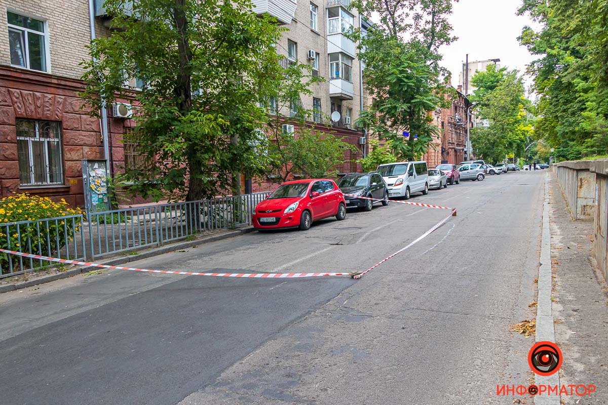 Аварийный участок дороги оградили сигнальными лентами Аварийный участок дороги оградили сигнальными лентами