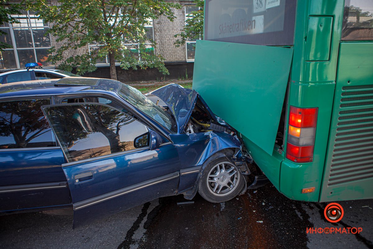 Opel врезался в автобус №38 Opel врезался в автобус №38