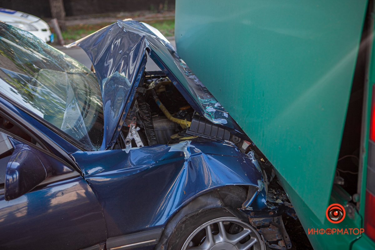 Капот смят, разбито лобовое стекло Капот смят, разбито лобовое стекло