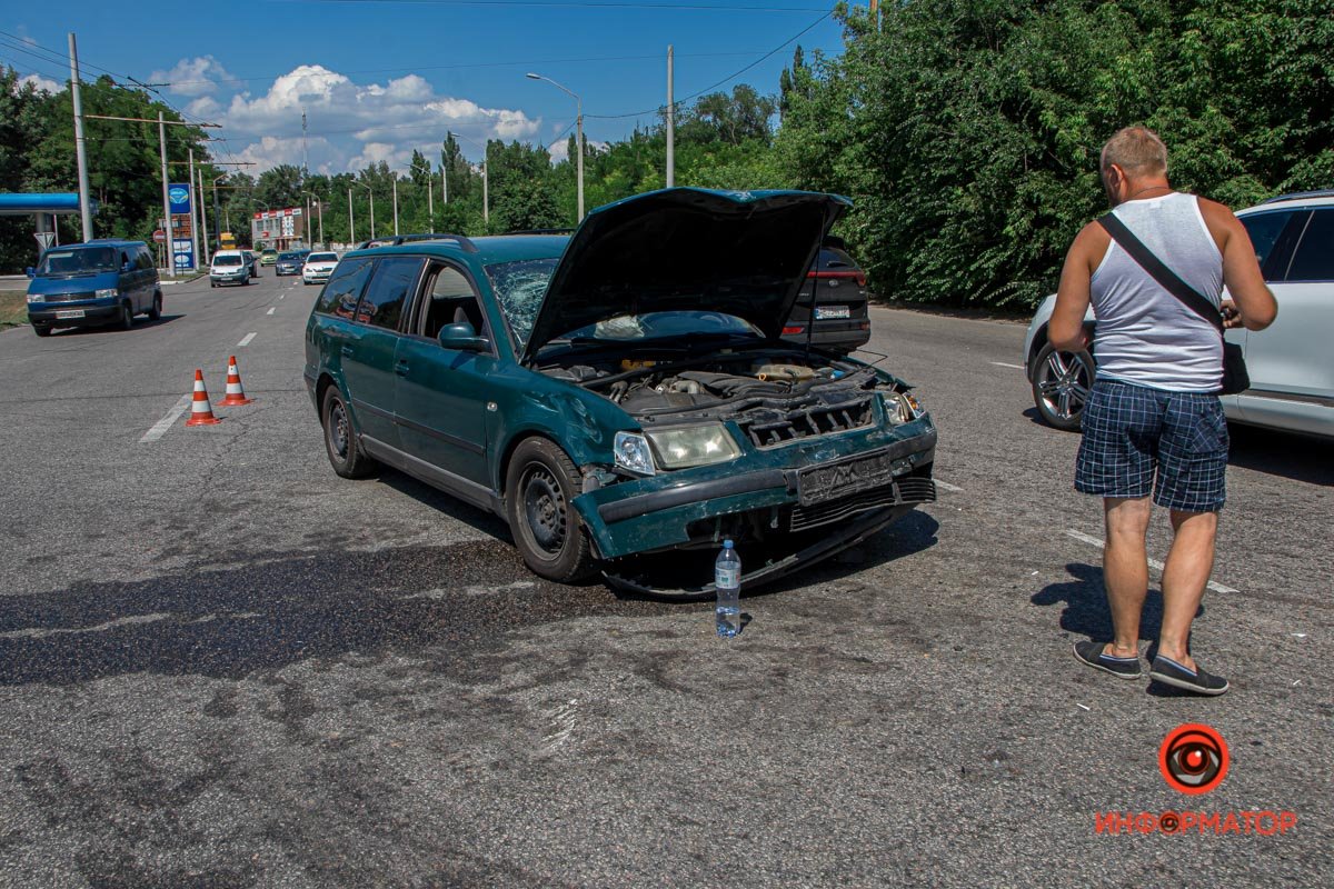 В Днепре на Запорожском шоссе столкнулись Nissan и Volkswagen: пострадали женщина и двое детей 1