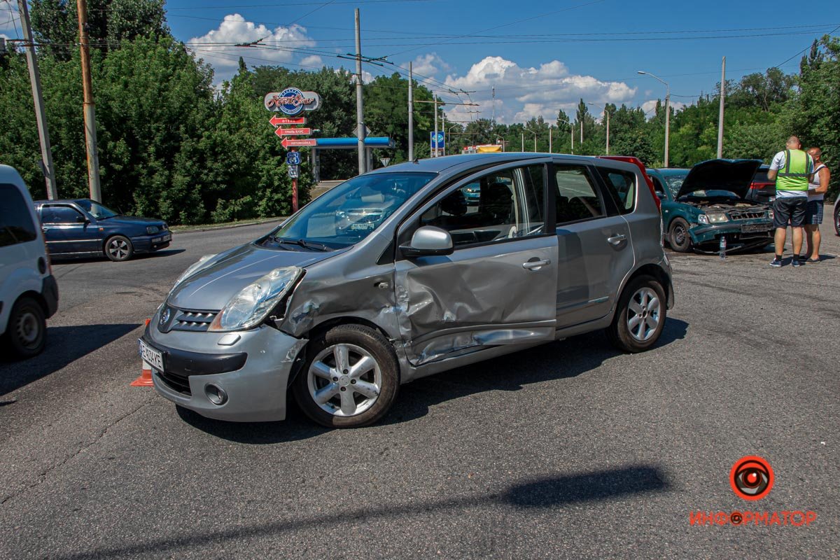 В Днепре на Запорожском шоссе столкнулись Nissan и Volkswagen: пострадали женщина и двое детей 2