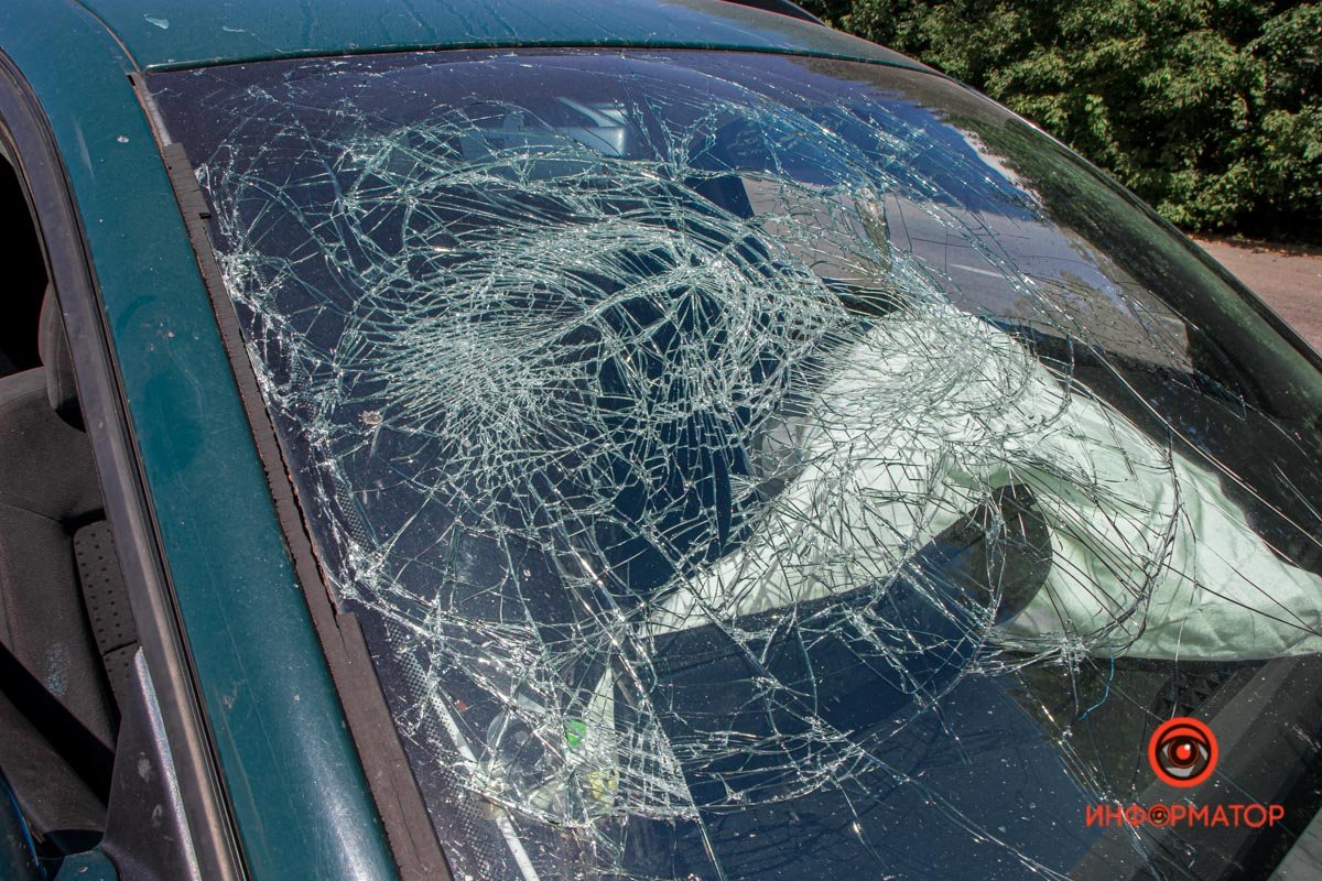 В Днепре на Запорожском шоссе столкнулись Nissan и Volkswagen: пострадали женщина и двое детей 3