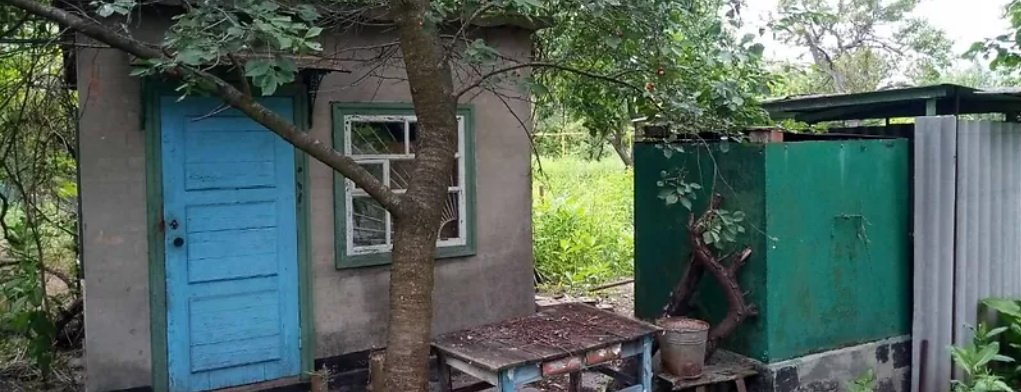 Дом находится у реки