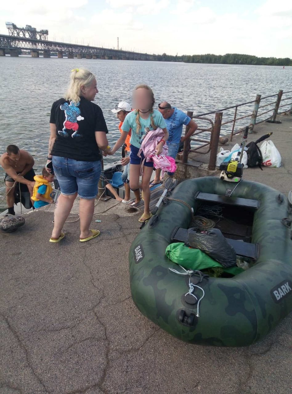 В Днепре семья с детьми приехала на остров и застряла там: пришлось вызывать спасателей 2