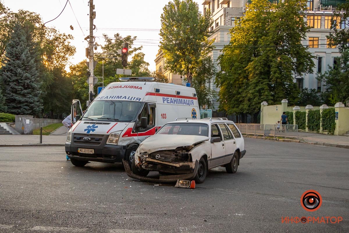 Предварительно, водитель Opel не пропустил скорую Предварительно, водитель Opel не пропустил скорую