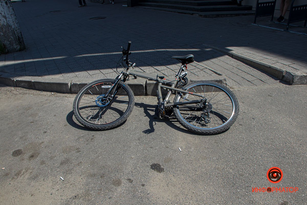 Велосипедист упал на асфальт Велосипедист упал на асфальт