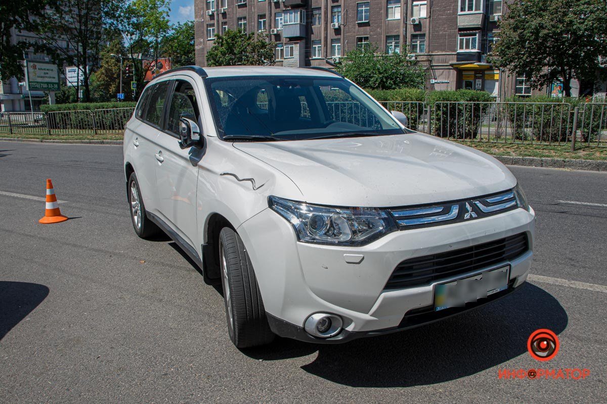 Mitsubishi поворачивал на парковку Mitsubishi поворачивал на парковку