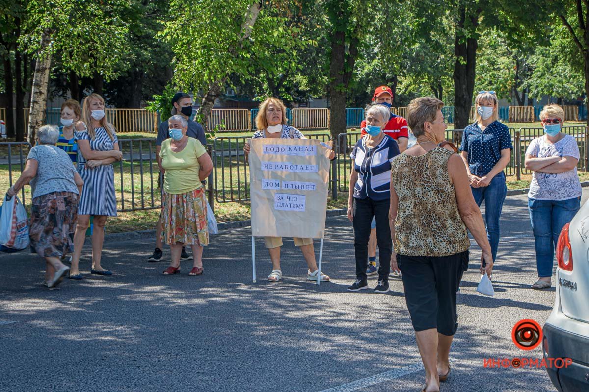 Проезжую часть перекрыли Проезжую часть перекрыли