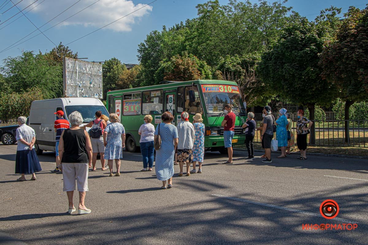 Выстроилась цепочка из машин Выстроилась цепочка из машин