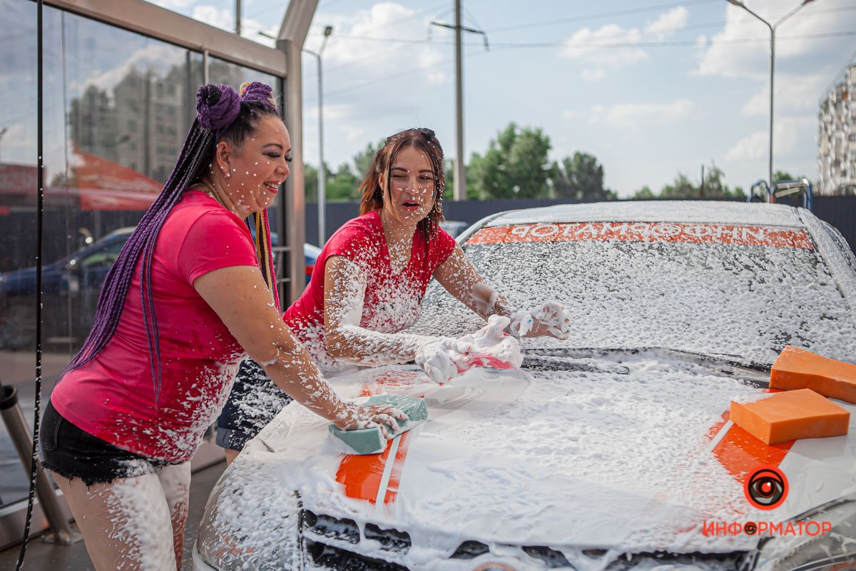 В Днепре женщины в мокрых майках мыли автомобили 2