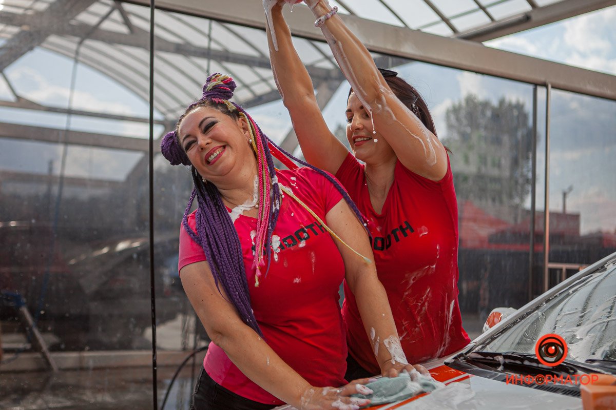 В Днепре женщины в мокрых майках мыли автомобили 3