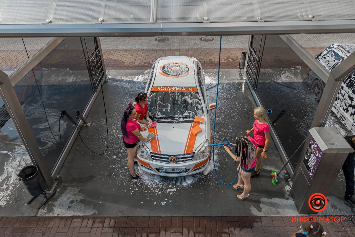 В Днепре женщины в мокрых майках мыли автомобили 5