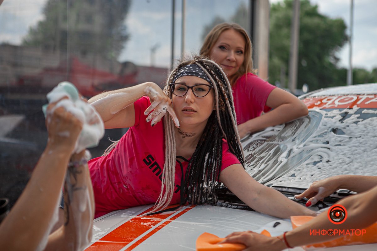 В Днепре женщины в мокрых майках мыли автомобили 8