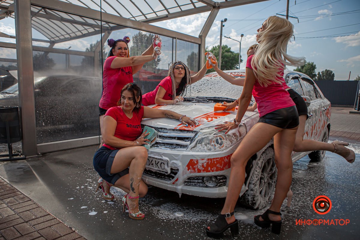 В Днепре женщины в мокрых майках мыли автомобили 9