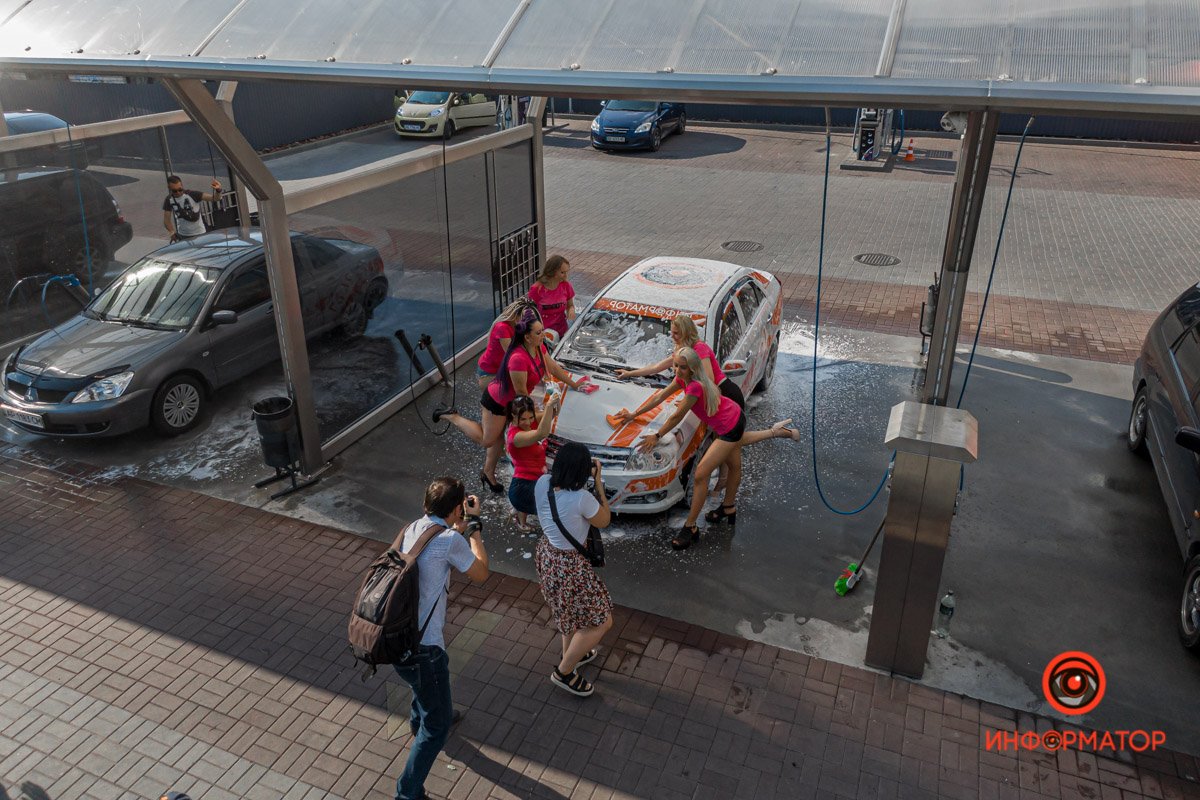 В Днепре женщины в мокрых майках мыли автомобили 10