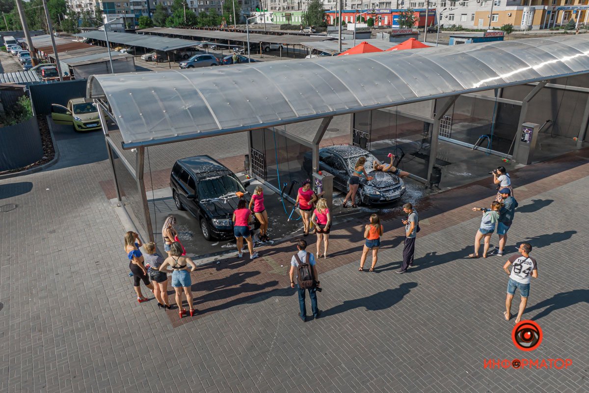 В Днепре женщины в мокрых майках мыли автомобили 17