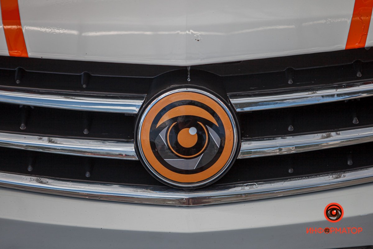 В Днепре женщины в мокрых майках мыли автомобили 21