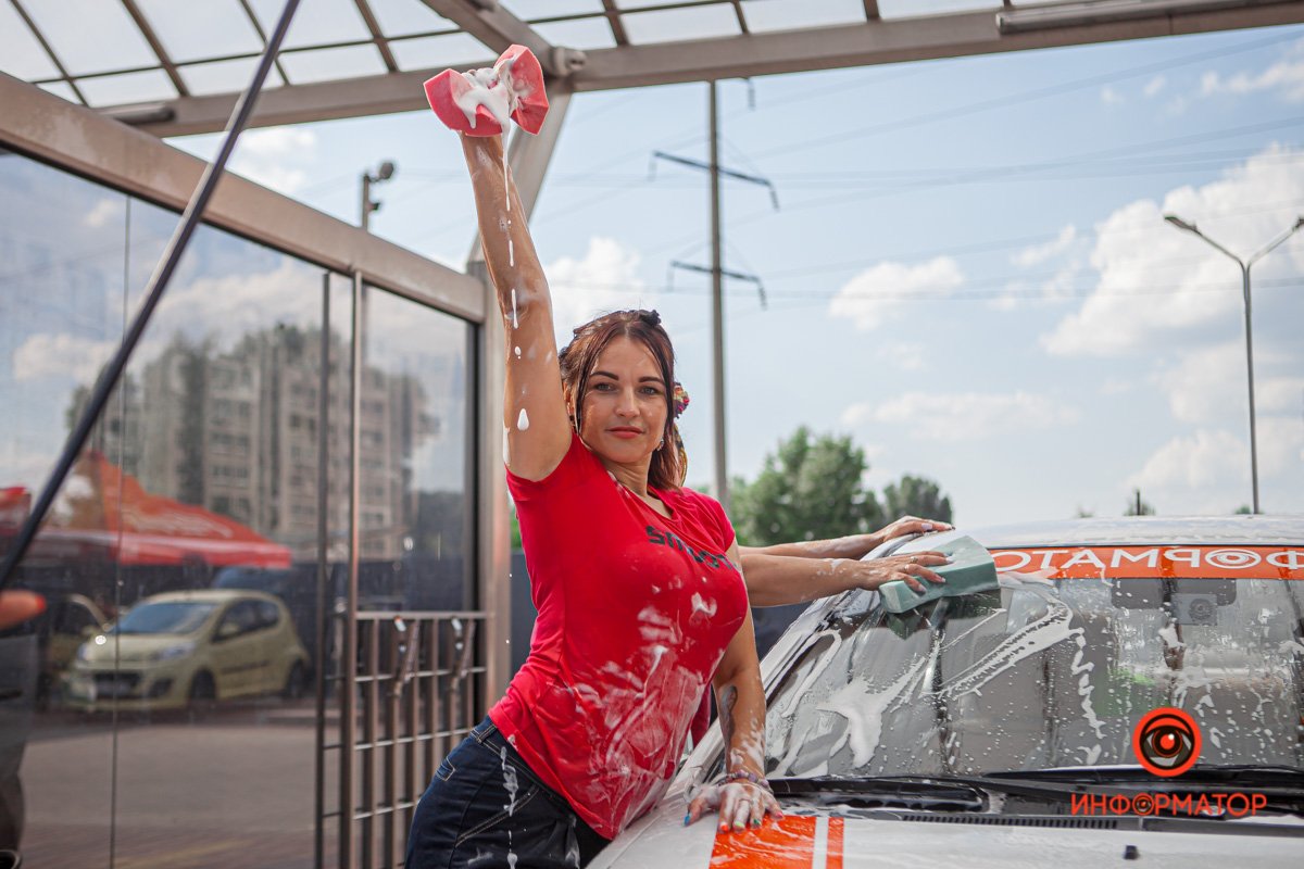 В Днепре женщины в мокрых майках мыли автомобили 25
