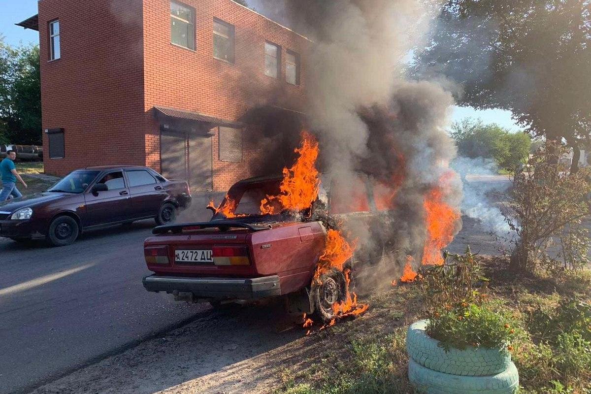 Автомобиль охватило огнем Автомобиль охватило огнем