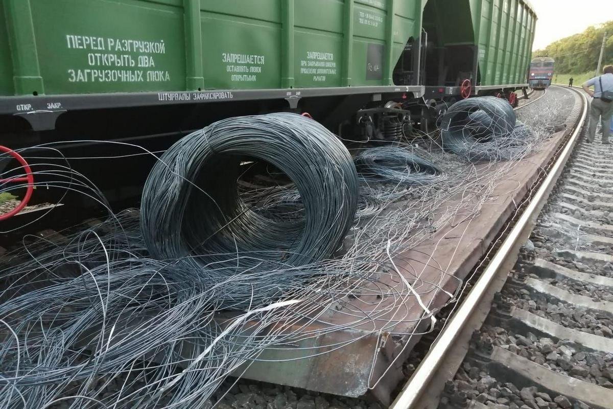 Из вагона грузового поезда высыпалась катанка.