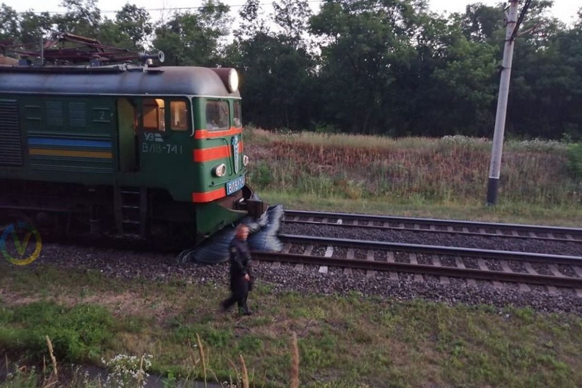 На нее наехал встречный поезд №1726, в результате чего локомотив сошел с рельсов