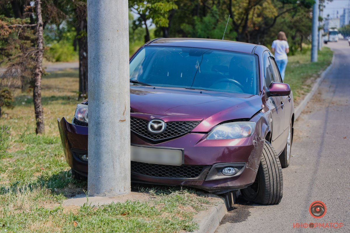 Mazda перевернулась и въехала в столб Mazda перевернулась и въехала в столб