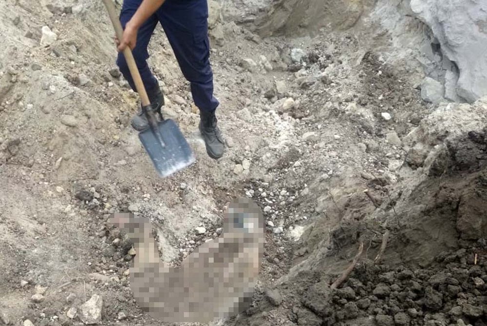 Мужчина с 15-летней девочкой набирали песок на карьере Мужчина с 15-летней девочкой набирали песок на карьере