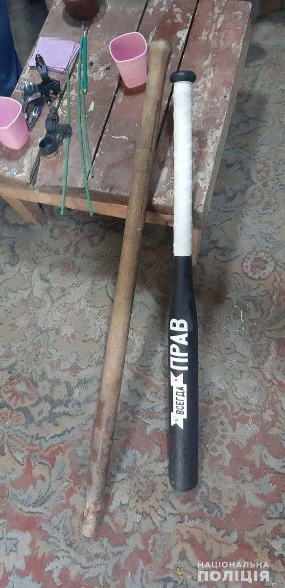 На месте происшествия правоохранители изъяли биту, ножи и травматический пистолет На месте происшествия правоохранители изъяли биту, ножи и травматический пистолет