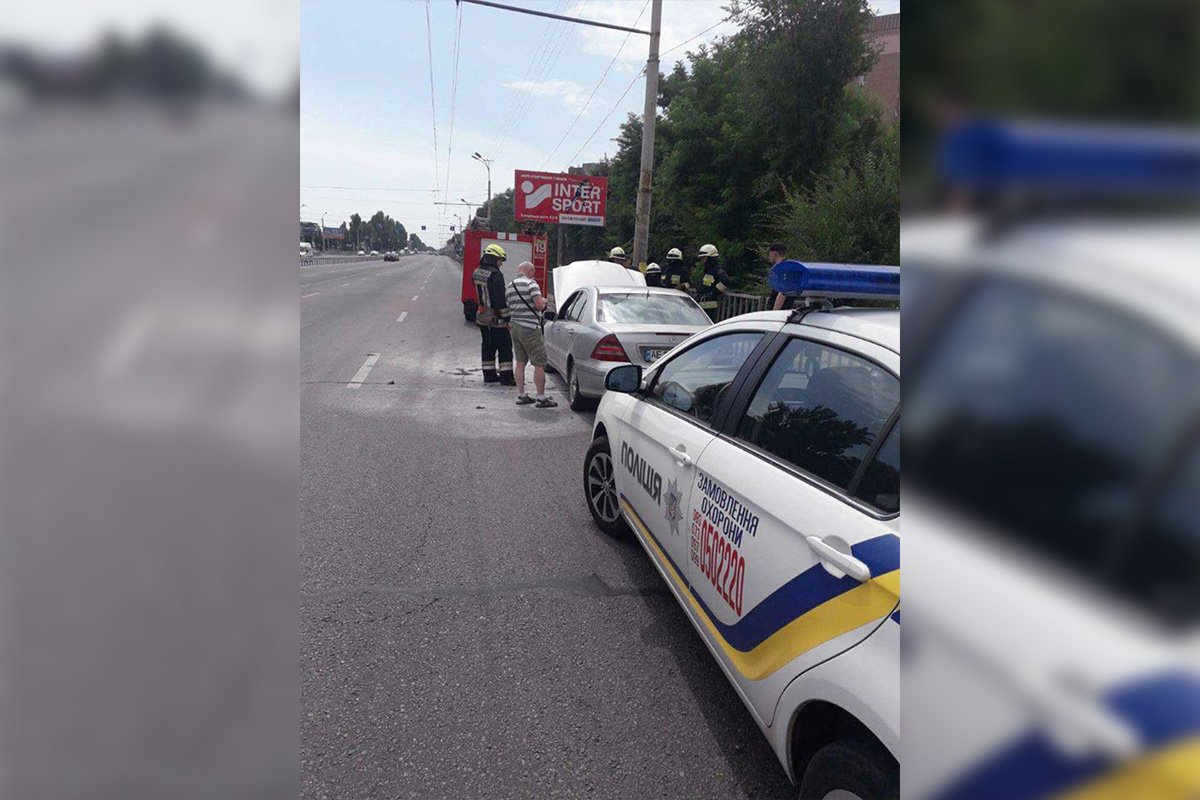 В Днепре на Запорожском шоссе загорелся Mercedes: автомобиль тушили полицейские 1