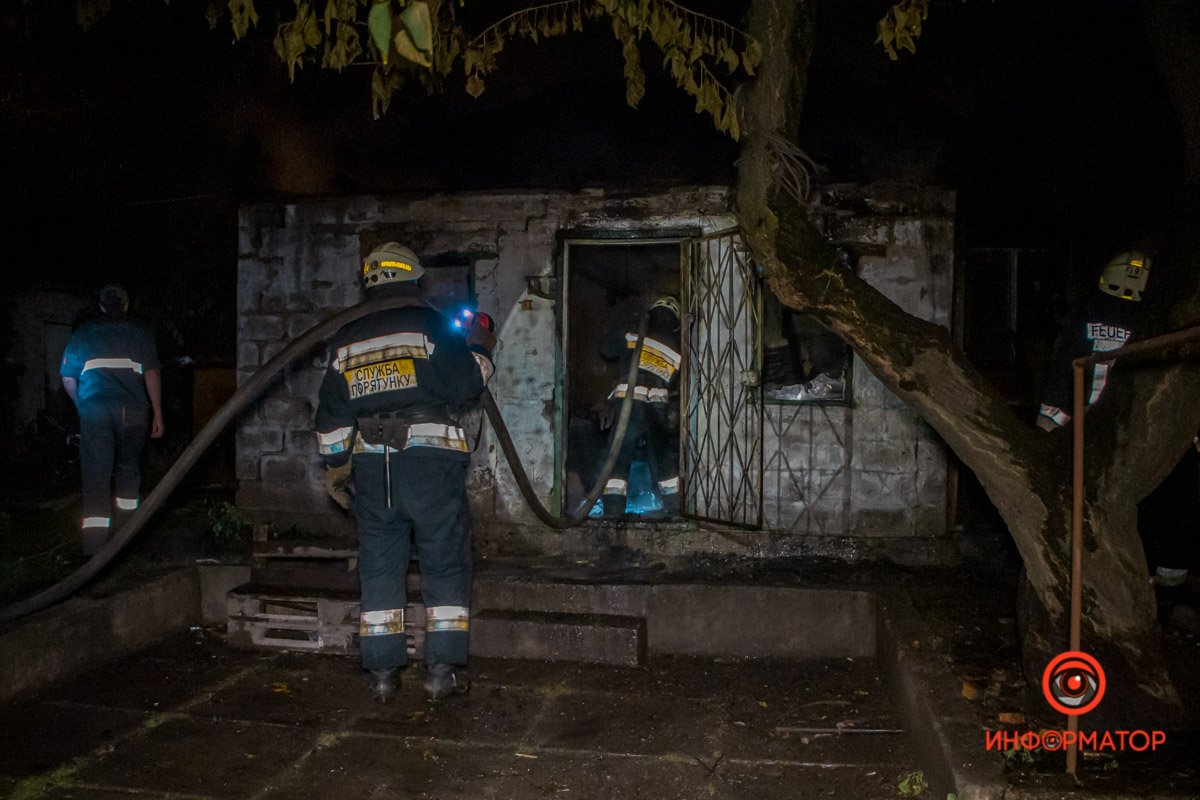 В Днепре на Магнитогорской горела летняя кухня: огонь перекинулся на соседний дом 1