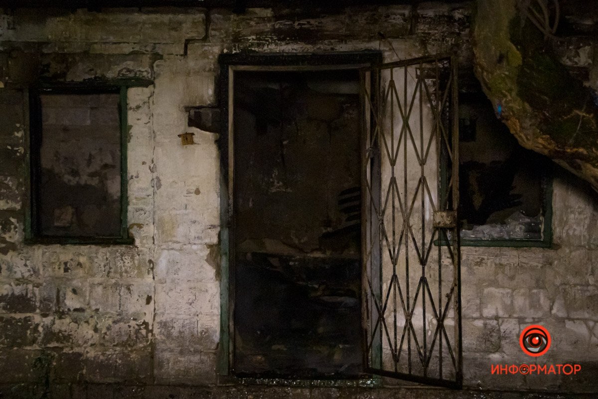 В Днепре на Магнитогорской горела летняя кухня: огонь перекинулся на соседний дом 2