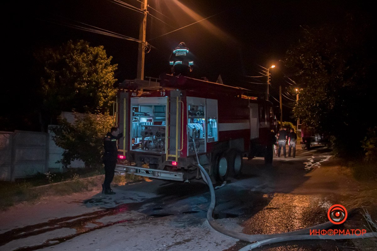 В Днепре на Магнитогорской горела летняя кухня: огонь перекинулся на соседний дом 3