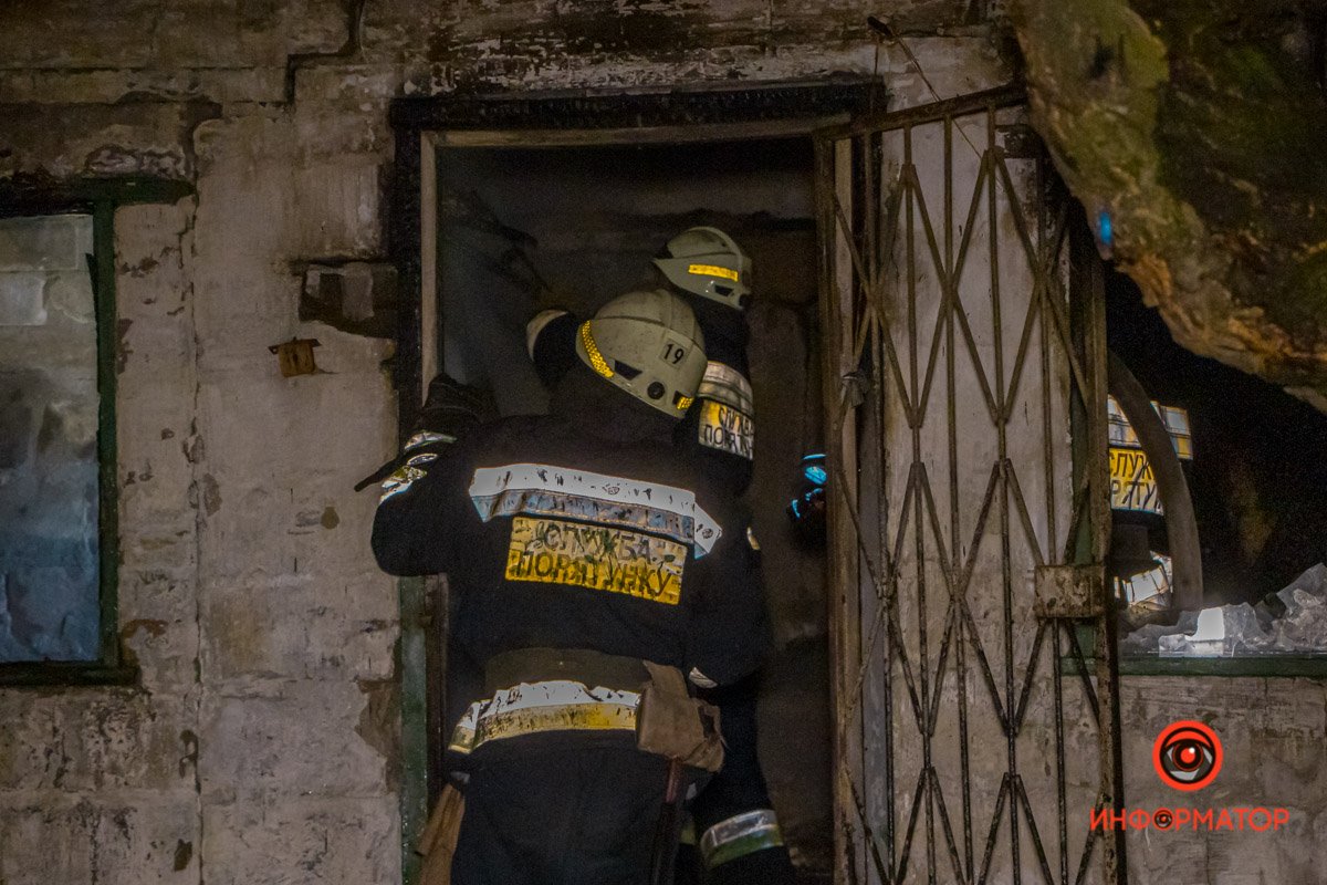 В Днепре на Магнитогорской горела летняя кухня: огонь перекинулся на соседний дом 5