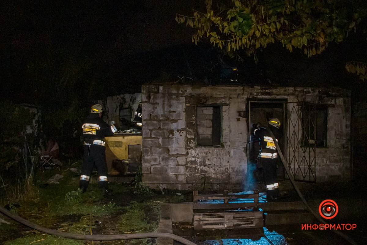 В Днепре на Магнитогорской горела летняя кухня: огонь перекинулся на соседний дом 6
