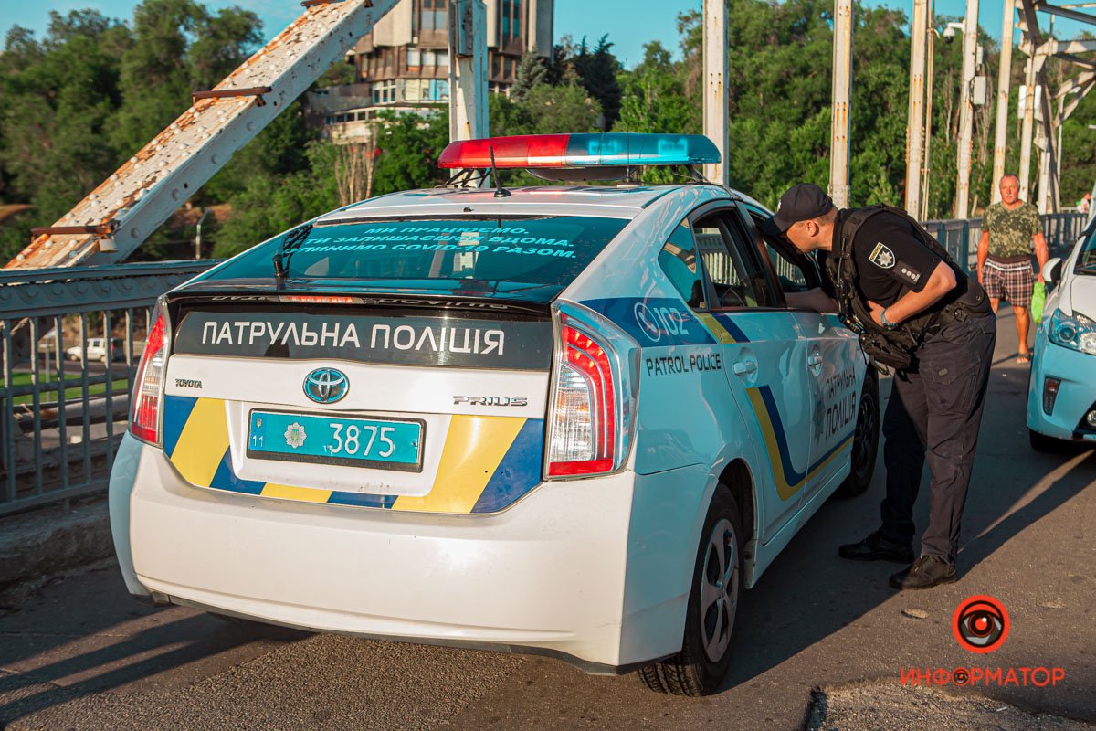Остров патрулируют 4 экипажа, патрульные стоят на пешеходном мосту