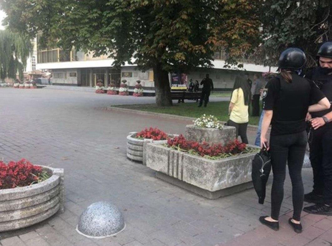 Захватил заложников и выдвинул требования: все, что известно о ситуации в центре Луцка 2