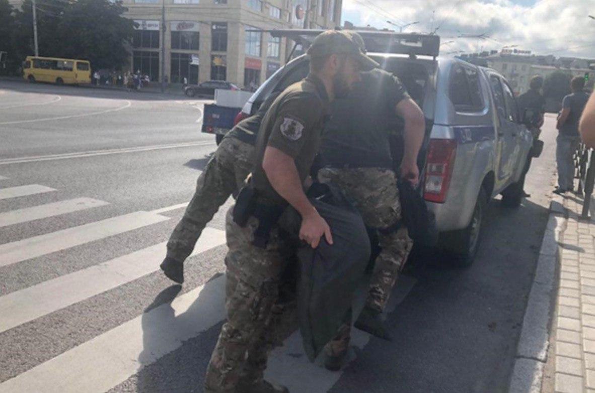 Захватил заложников и выдвинул требования: все, что известно о ситуации в центре Луцка 3