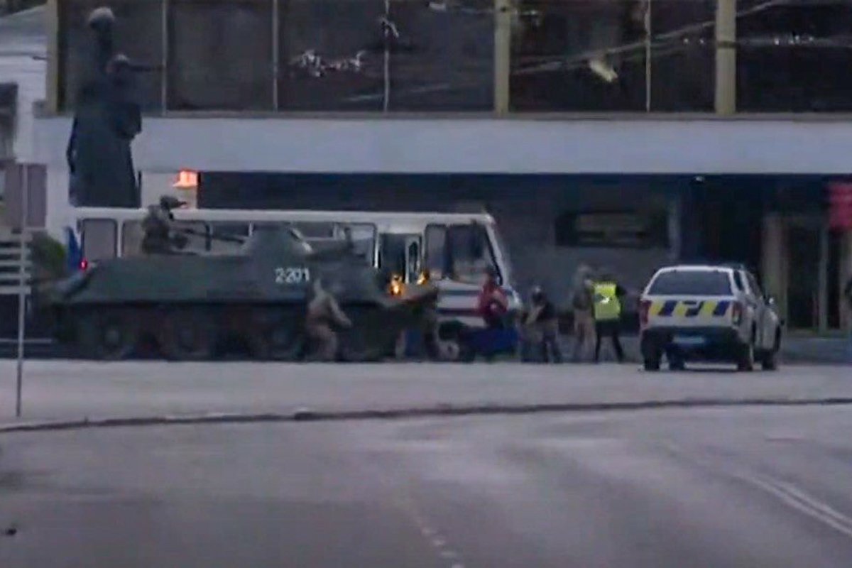 Силовики подъехали к автобусу на БТР Силовики подъехали к автобусу на БТР