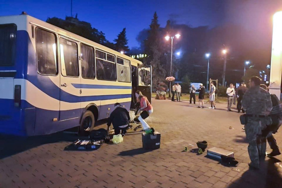 Еще до начала штурма злоумышленник отпустил трех человек Еще до начала штурма злоумышленник отпустил трех человек