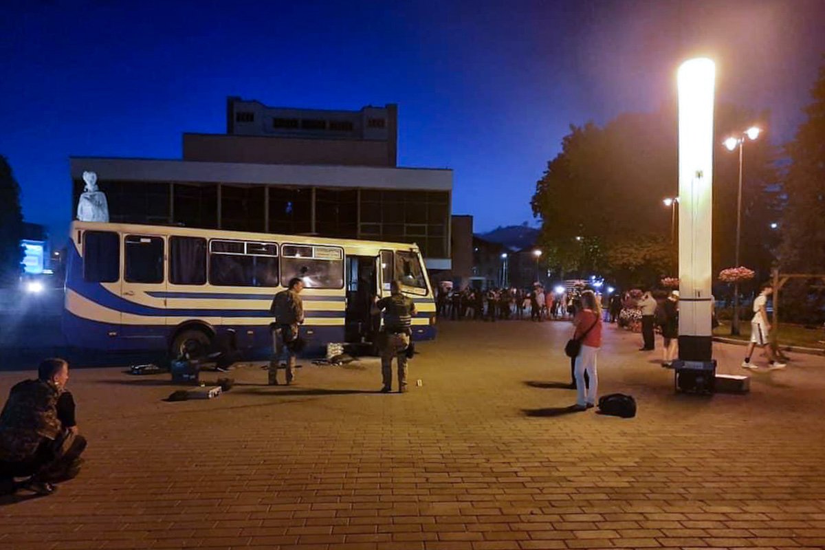 Есть информация, что террорист сам сдался силовикам Есть информация, что террорист сам сдался силовикам