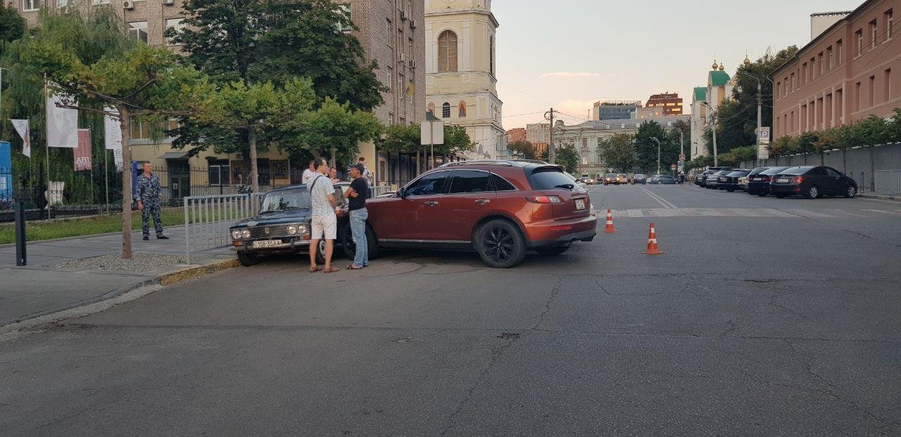 В Днепре на Троицкой два Infiniti влетели в ВАЗ 1