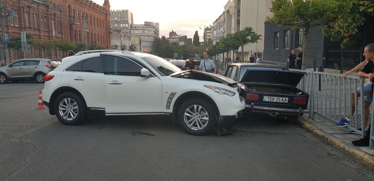 В Днепре на Троицкой два Infiniti влетели в ВАЗ 2