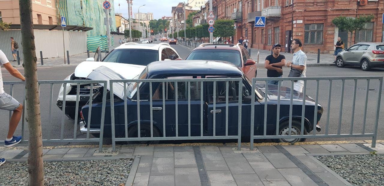 В Днепре на Троицкой два Infiniti влетели в ВАЗ 3