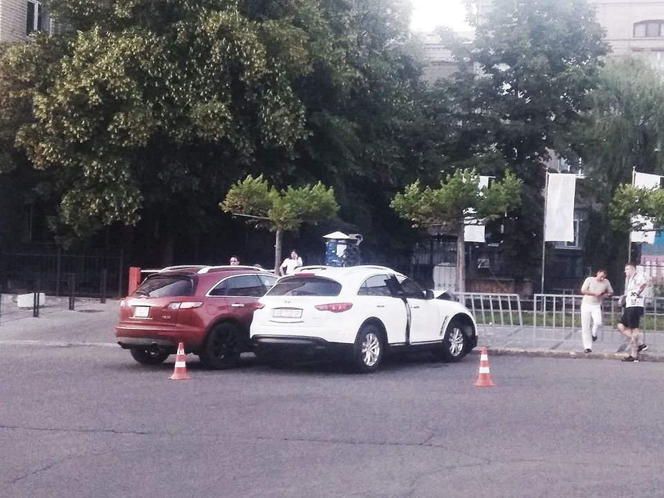 В Днепре на Троицкой два Infiniti влетели в ВАЗ 4