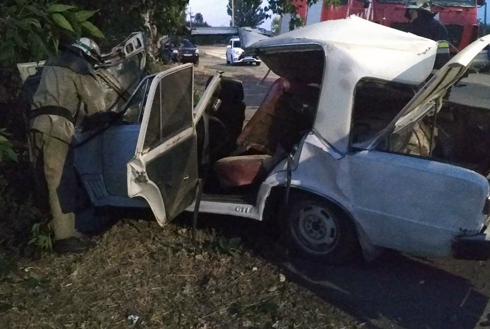 В Покрове ВАЗ влетел в дерево: машина "всмятку", мужчина погиб, еще один человек пострадал 2