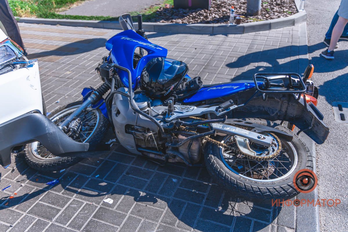 Мужчина на мотоцикле Honda ехал по улице Паникахи в сторону Запорожского шоссе